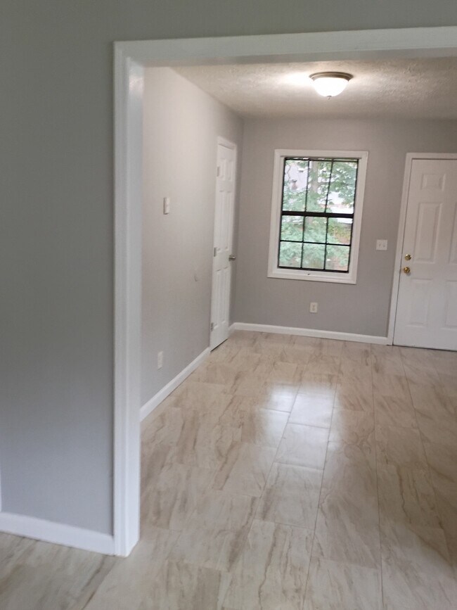 Building Photo - 152 Forest Pl