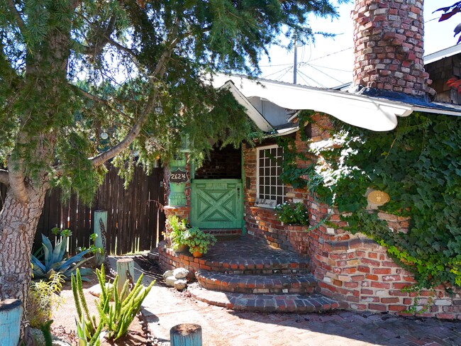 Building Photo - 2624 E 8th St