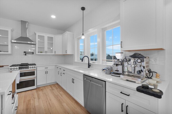 Building Photo - Move In Ready: Custom-built home