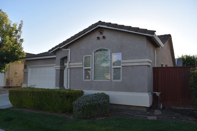 Building Photo - 805 Vía Rosa