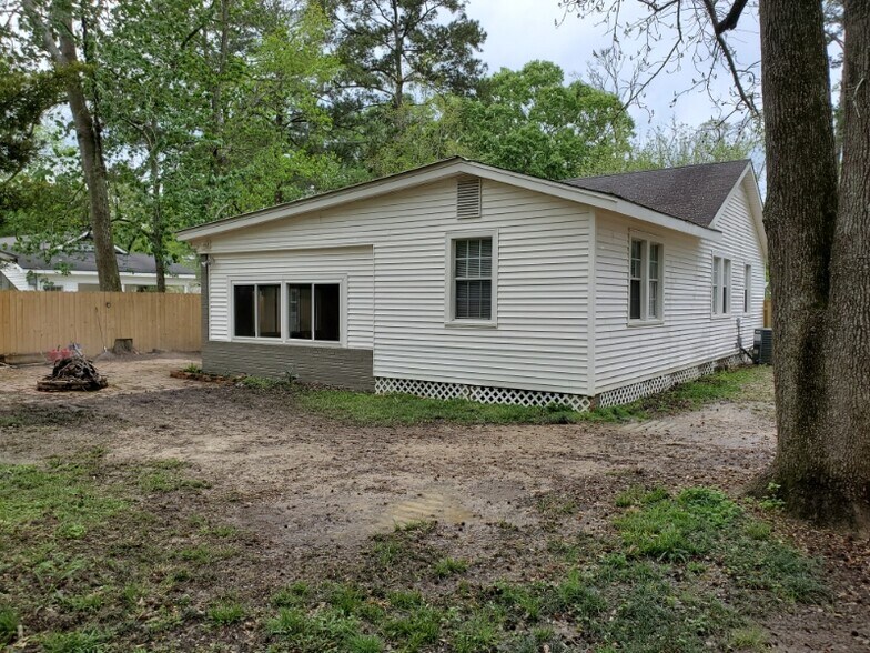 Building Photo - 356 Oak St