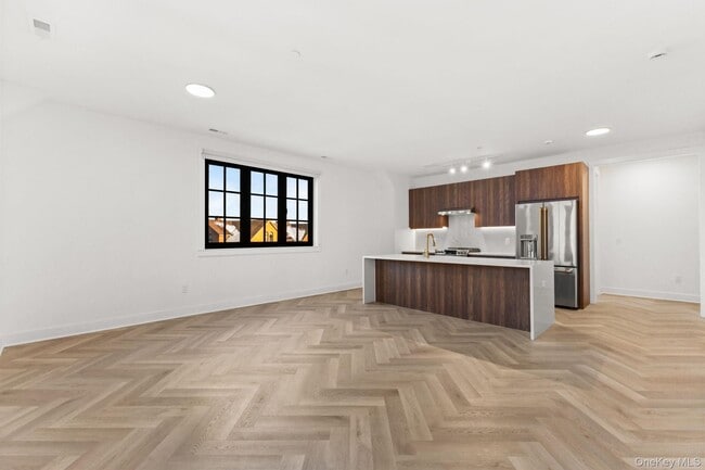 Building Photo - 100 E Putnam Ave