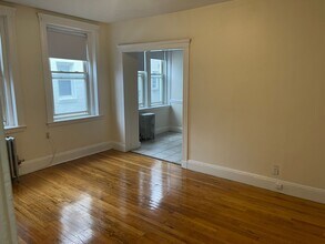 Building Photo - Renovated Sunny large  1 bed next to Train  Rent Heat HW INC   NO FEE Free month