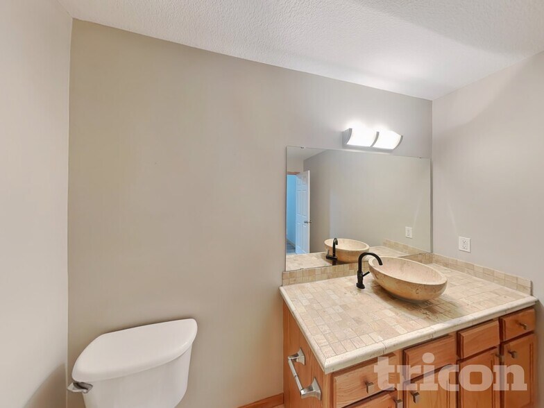 Building Photo - 7010 S Park Dr