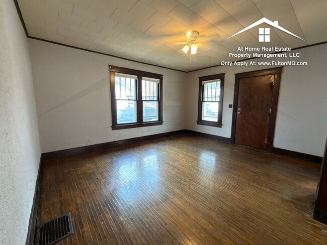 Building Photo - 302 W 6th St