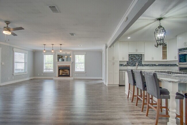 Building Photo - East Hill 3BR Home Near Bayview Park with Office, Hot Tub, Workshop & Detached Garage
