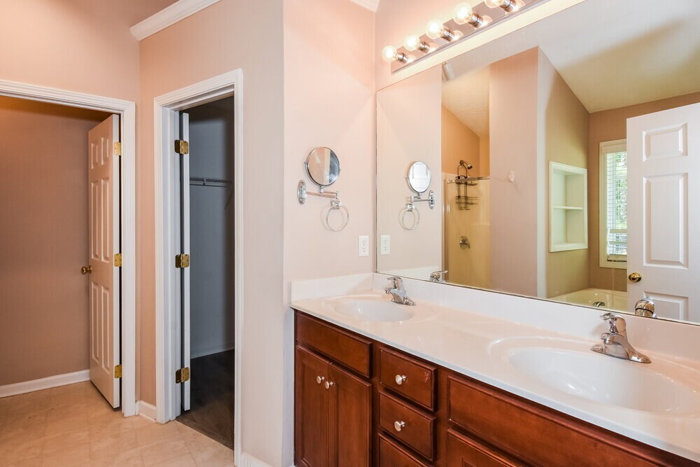 Building Photo - 217 E Skyline View