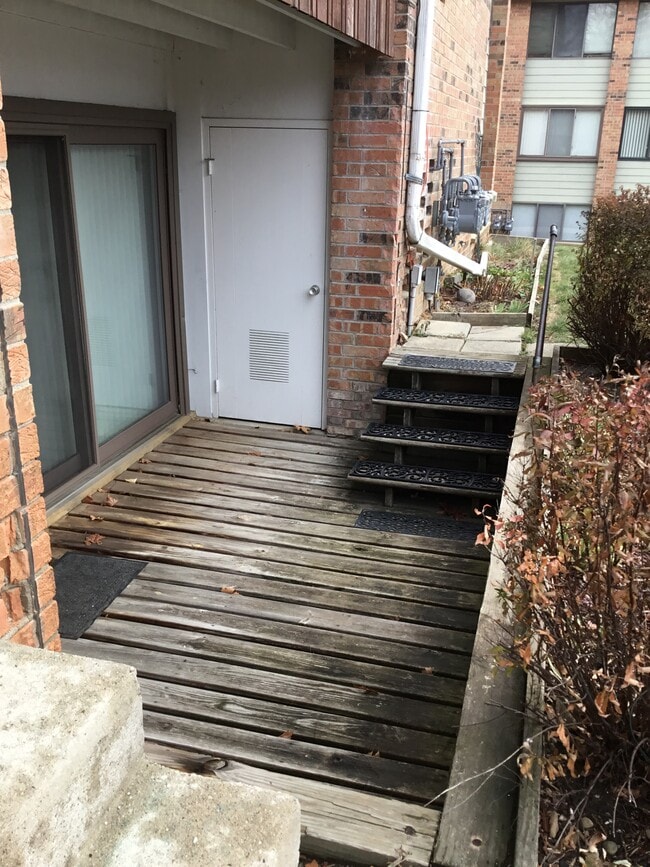 Private patio - 1245 S Maple Rd