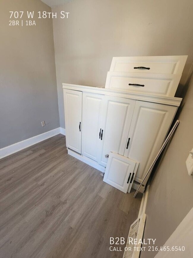 Building Photo - 707 W 18th St