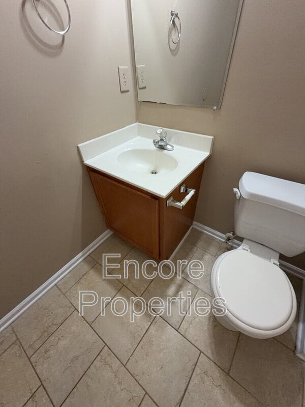 Building Photo - 2004 Hart St