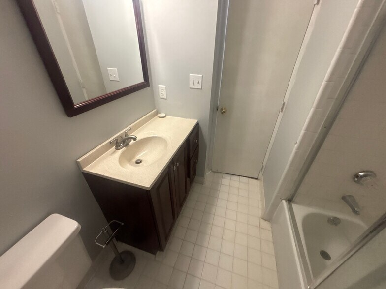 Building Photo - Room in Townhome on Sandy Creek Dr