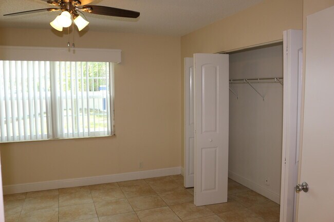 Building Photo - 1526 SE Royal Green Cir