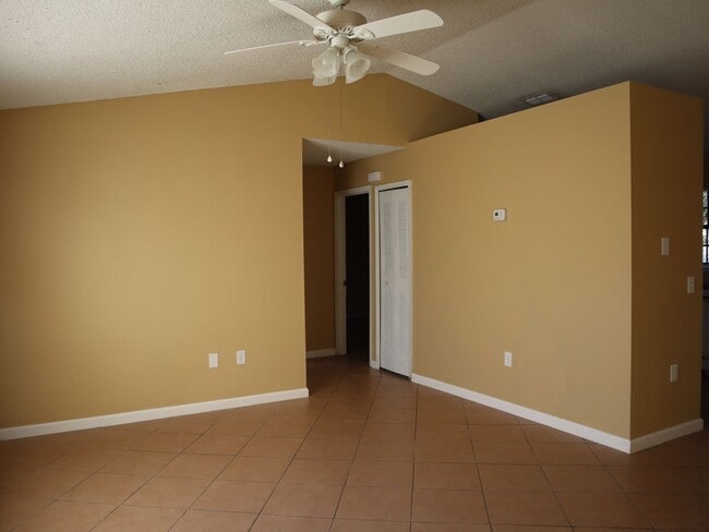 Building Photo - Move in condition 3 Bedrooms 2 Bath Carole Arcaro 386-216-4900 Deltona Lakes Realty