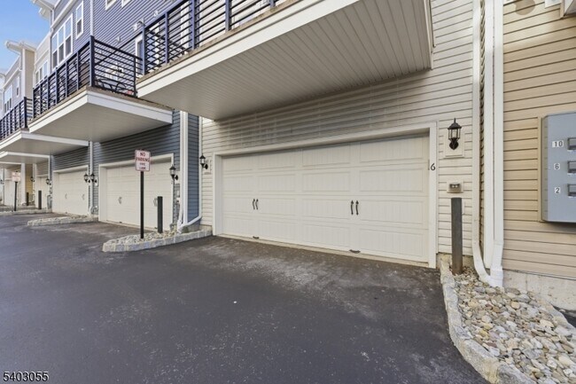 Building Photo - 6 Bond St