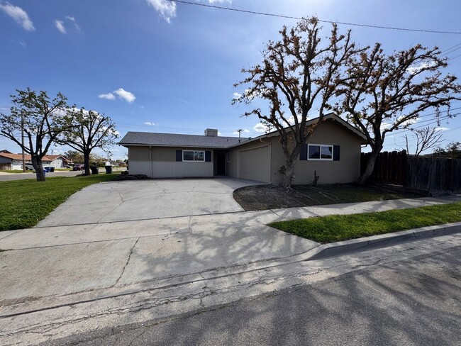 Building Photo - Newly remodeled house on a corner lot!!