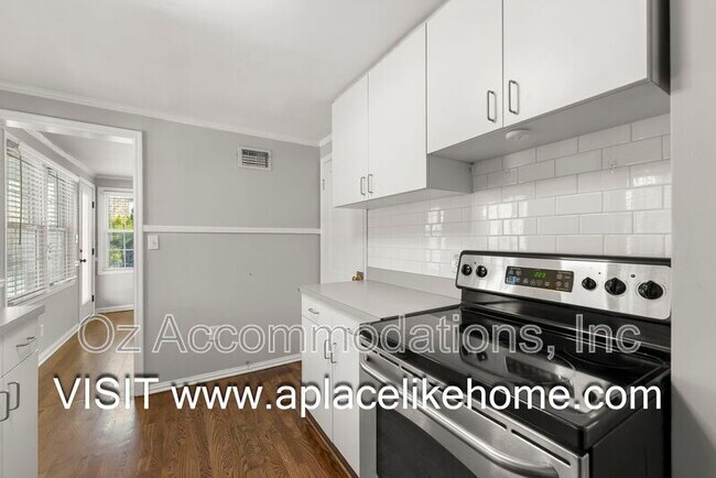 Building Photo - 7404 Village Dr