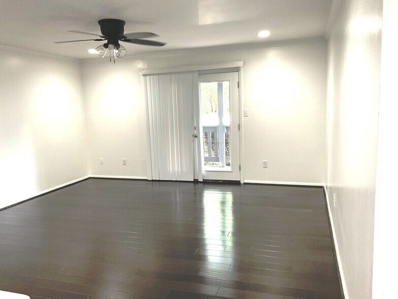 living room - 1001 Woodland Vlg
