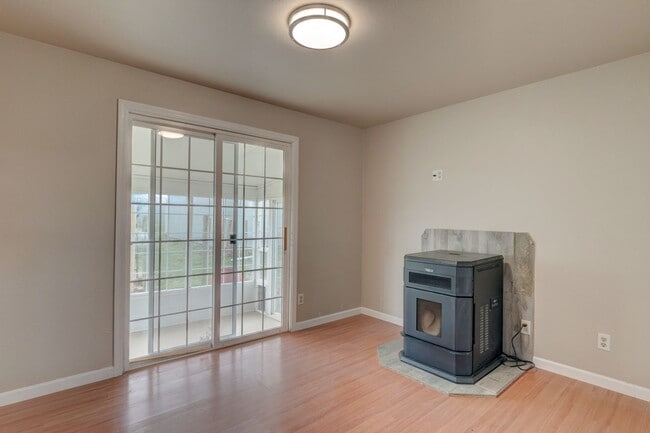 Building Photo - 3 Bed 2 Bath Country living (Landscaping I...