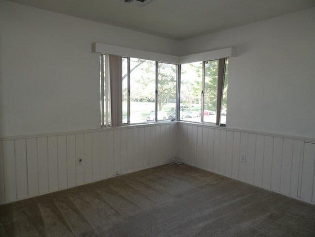 Building Photo - 2950 Land Park Dr