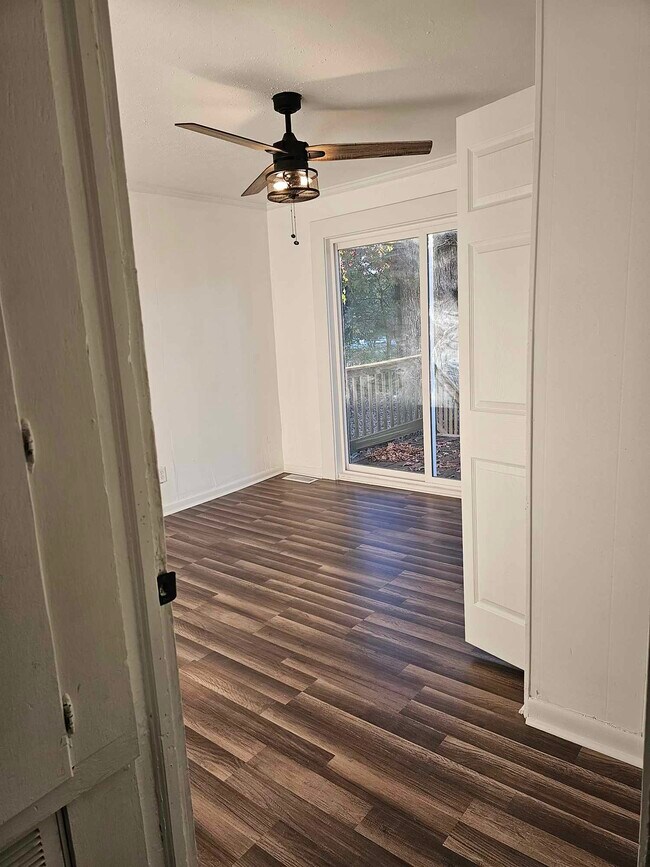 Building Photo - 203 S Fieldcrest Rd