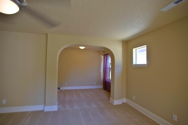 Building Photo - King City 3 Bedroom Plus Den available now !
