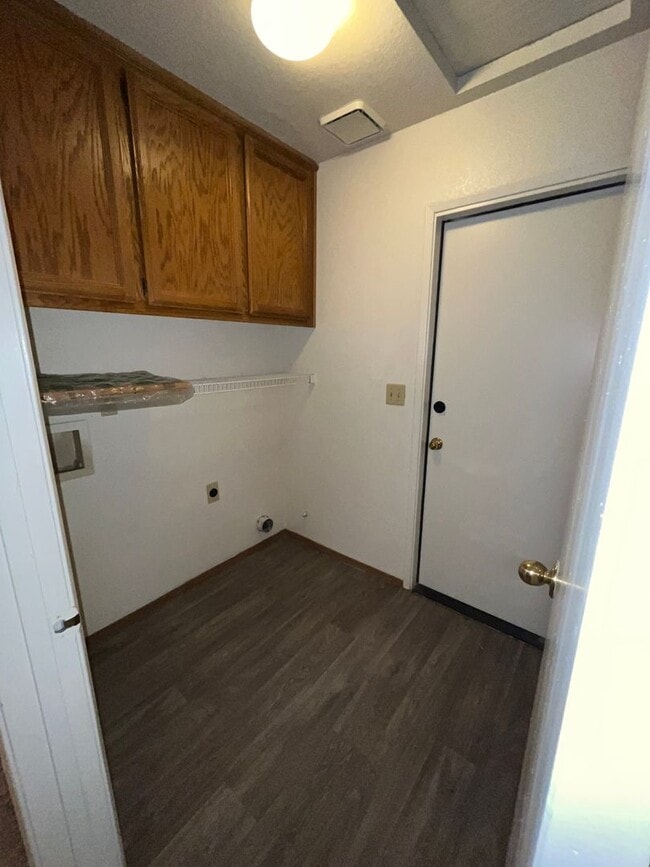 Building Photo - 4BR | 2BA | 1800SF | 2 Car Garage | Availa...