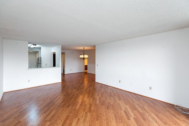 Building Photo - Amazing Opportunity to Rent this well Main...
