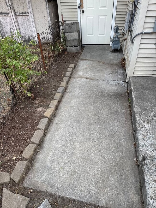Building Photo - Newly Updated 1 Bed / 1 Bath Bungalow