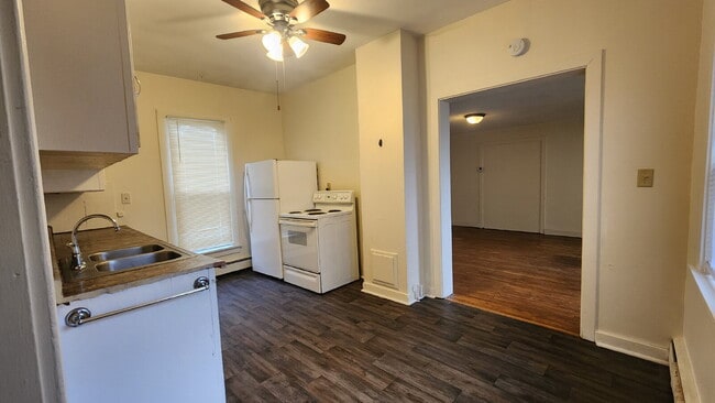 Building Photo - 2 Bedroom, 1 Bathroom with Laundry & Off Street Parking - Available August 1st!