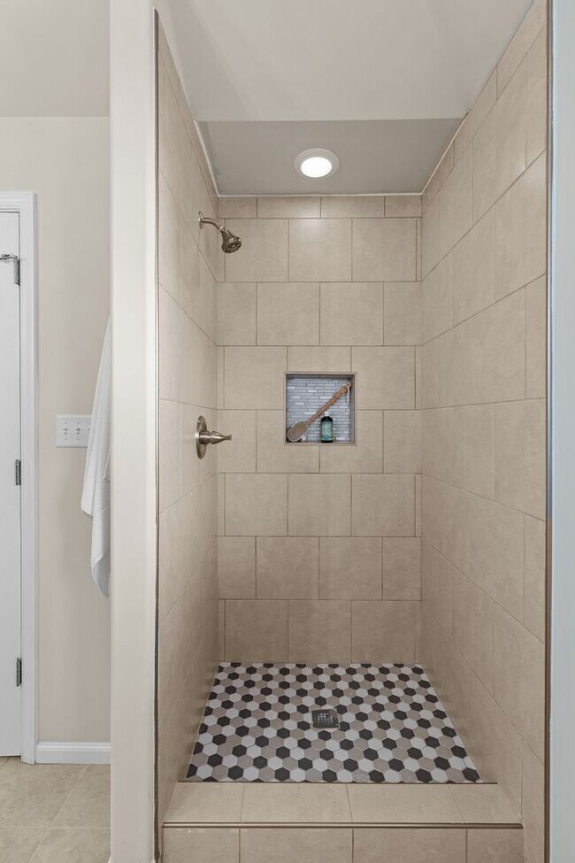 Building Photo - Welcome to this stunning 3-bedroom, 3.5-bath tri-level condo!