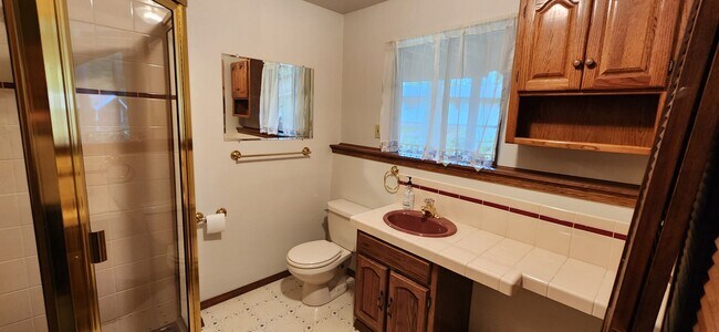 Building Photo - LYNNWOOD Spacious 3 bdrm + Den & Family Room Home