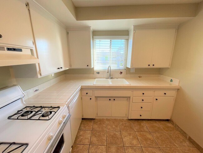 Building Photo - Pierpont Beach Duplex