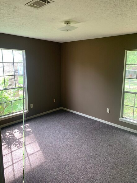 Building Photo - 135 York Dr