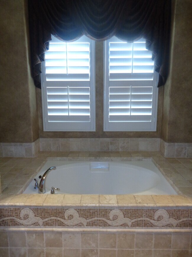 Building Photo - Custom executive home in gated community 1...