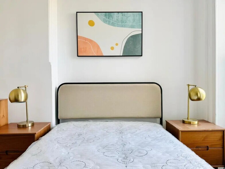 Building Photo - Furnished room/NOT APARTMENT