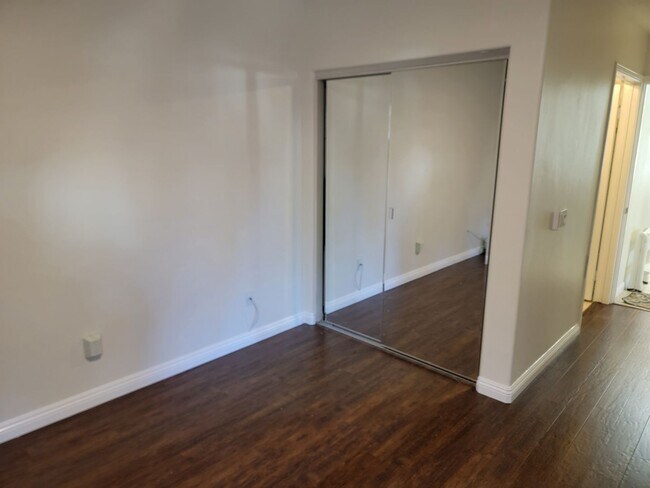Building Photo - Ground Level 2 Bed/2 Bath Condo