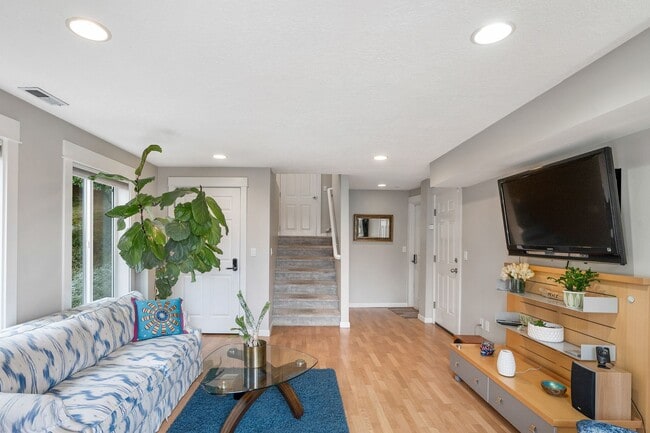 Building Photo - FURNISHED! Exquisite 3-Bedroom Furnished H...