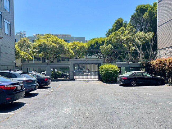 Building Photo - 1BR/1BA Renovated Condo on Fillmore Street...