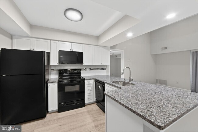 Building Photo - 933 Washington Pl