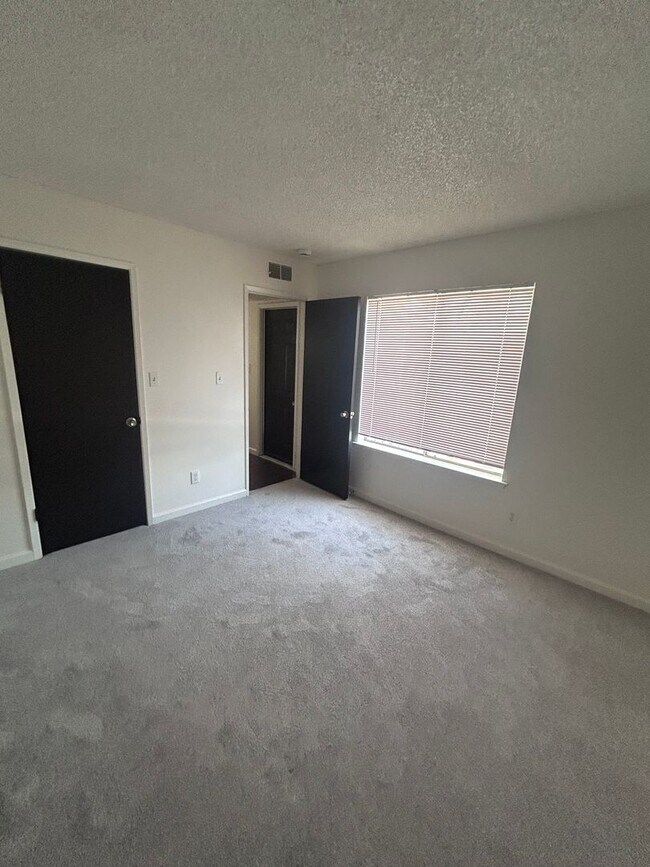 Building Photo - Upstairs Unit!!! Move in Ready!