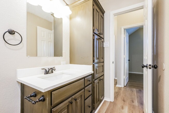 Building Photo - 512 Arbor Ln