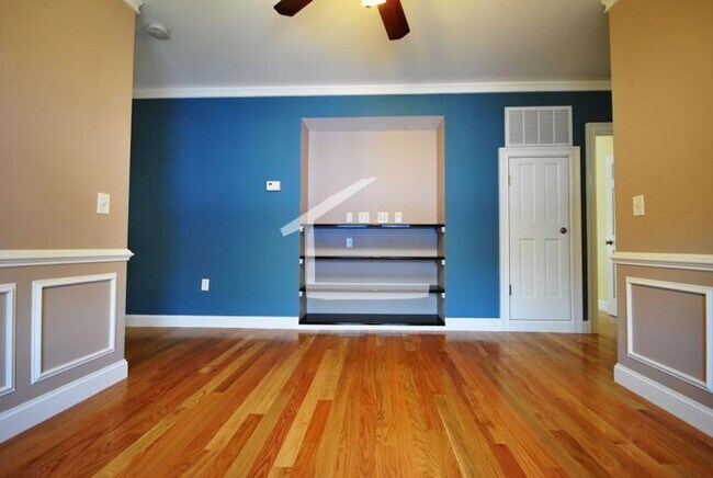 Building Photo - Charming 3 Bedroom-No broker fee