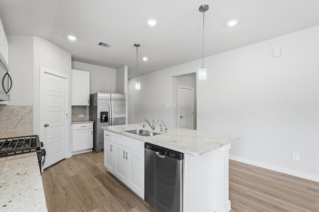 Building Photo - 18037 Martin Pines Dr