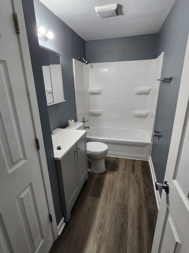 Bathroon - 1803 N 40th Ave