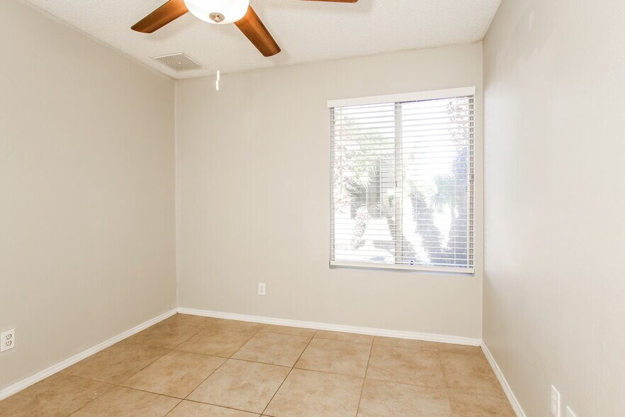 Building Photo - 5523 W Villa Maria Dr