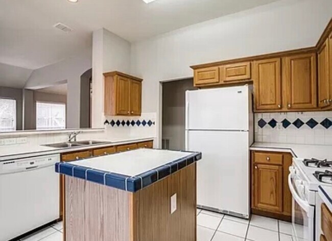 Building Photo - 8401 Greenfield Dr