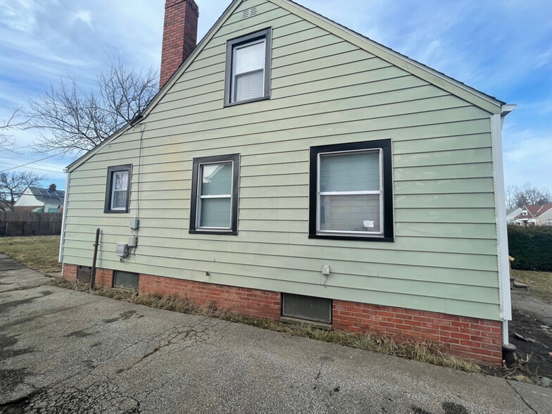 Building Photo - 3938 E 177th St