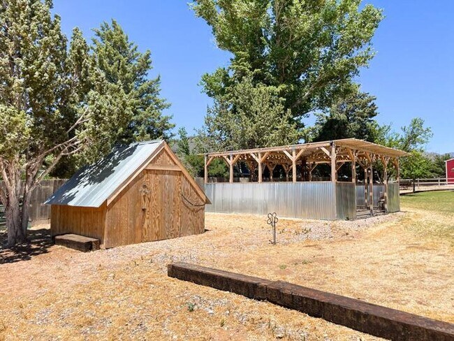 Building Photo - Horsemans Property