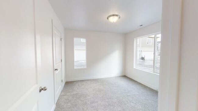 Building Photo - LUXURY TOWNHOME IN OREM!!!