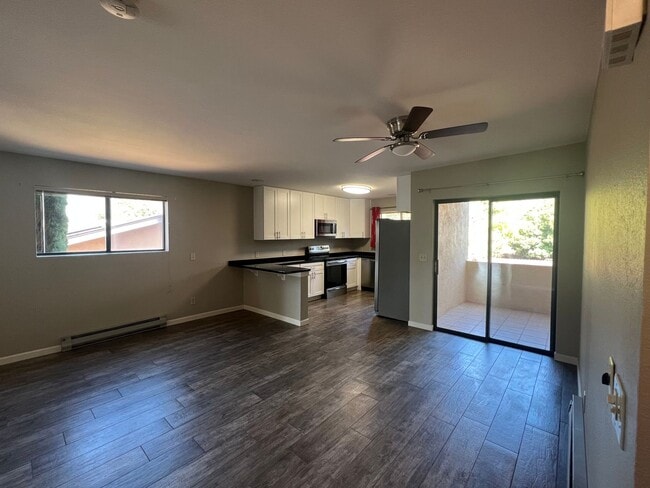 Building Photo - 390 Fairway Oaks Dr